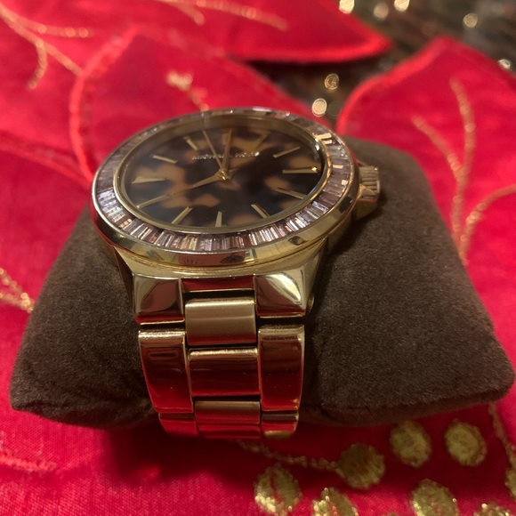 Ladies Michael Kors
MK-5723 Tortoise Dial Gold
Tone SS Analog Quartz - Picture 6 of 10